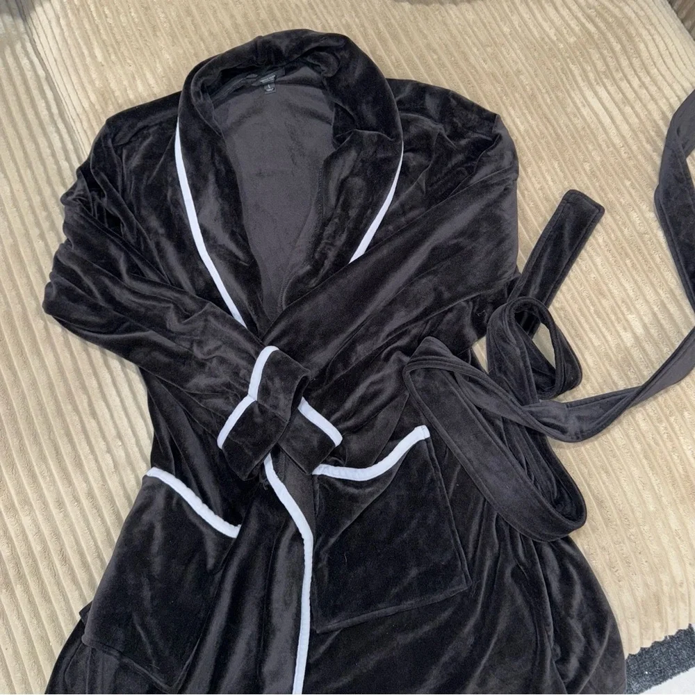 Simply Vera Black Robe - Picture 2 of 5